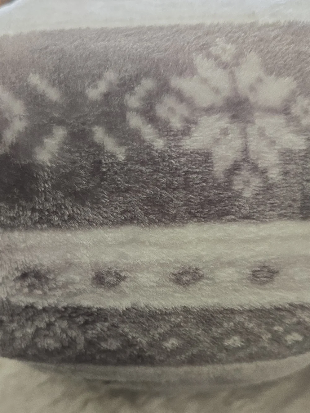 NORTH POLE XL VELVET PLUSH GRAY AND WHITE BLANKET